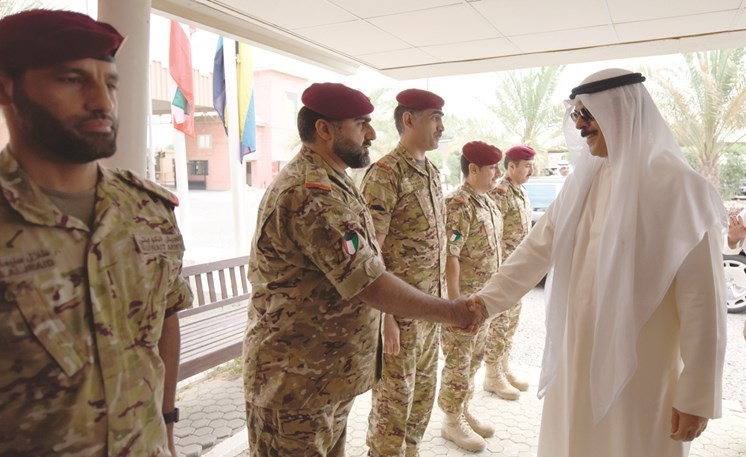 الشيخ محمد الخالد مصافحا الضباط﻿