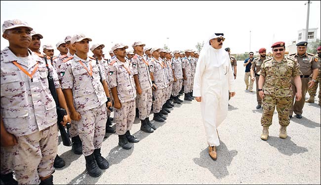 وزير الدفاع الشيخ محمد الخالد متفقدا الطلبة في إحدى دورات الحرس الأميري