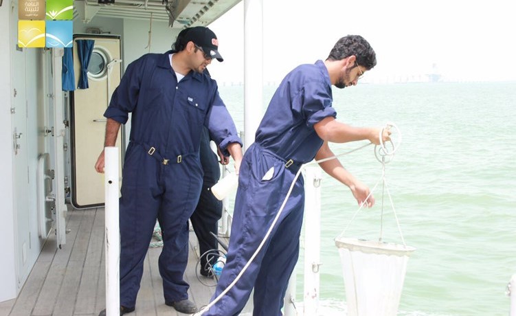 سحب عينات ماء من البحر لتحليلها﻿