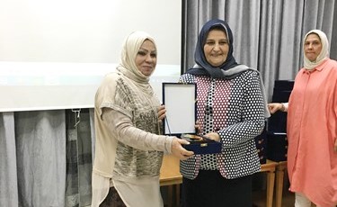 د.فايزة الخرافي تكرم الزميلة ليلى الشافعي﻿