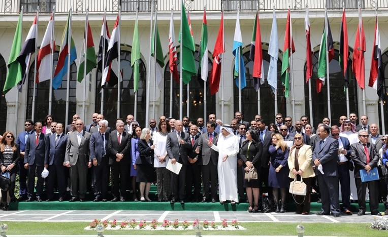  صورة جماعية لأمين عام الجامعة العربية احمد ابوالغيط والمندوبين الدائمين بالجامعة خلال وقفتهم التضامنية مع الاسرى في سجون الاحتلال(رويترز) ﻿