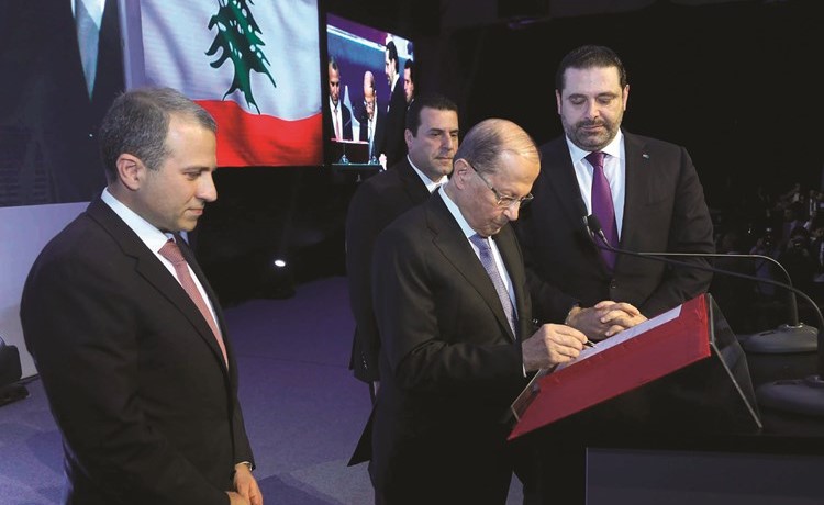 الرئيس العماد ميشال عون ورئيس الحكومة سعد الحريري خلال توقيع على اول مرسوم لاستعادة الجنسية لمغترب في مؤتمر الطاقة الاغترابية	(محمود الطويل)﻿