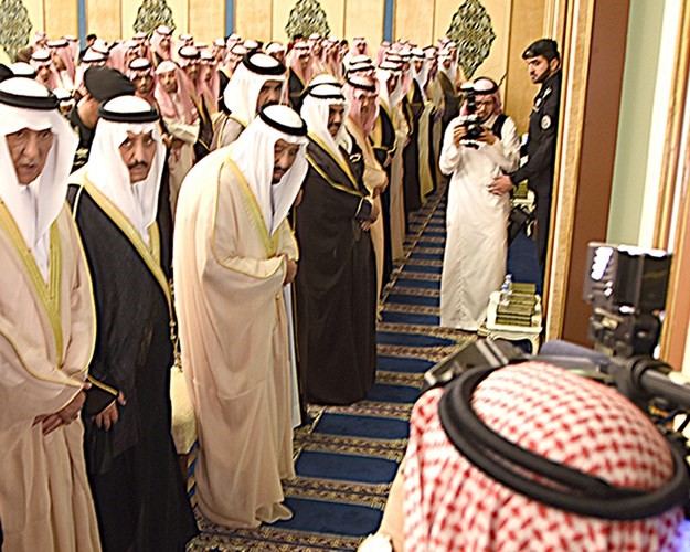  ﻿خادم الحرمين الشريفين الملك سلمان بن عبدالعزيز وممثل صاحب السمو الأمير سمو الشيخ ناصر المحمد وجموع المصلين خلال صلاة الميت على صاحب السمو الملكي الأمير مشعل بن عبدالعزيز (رحمه الله)﻿