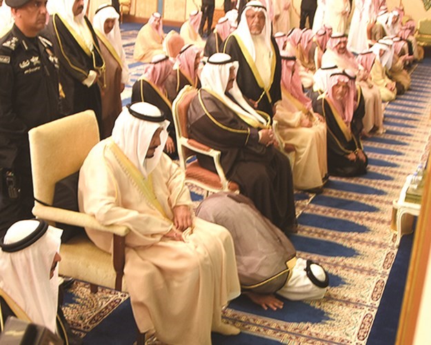 خادم الحرمين يؤدي صلاة الميت على الأمير مشعل بن عبدالعزيز
