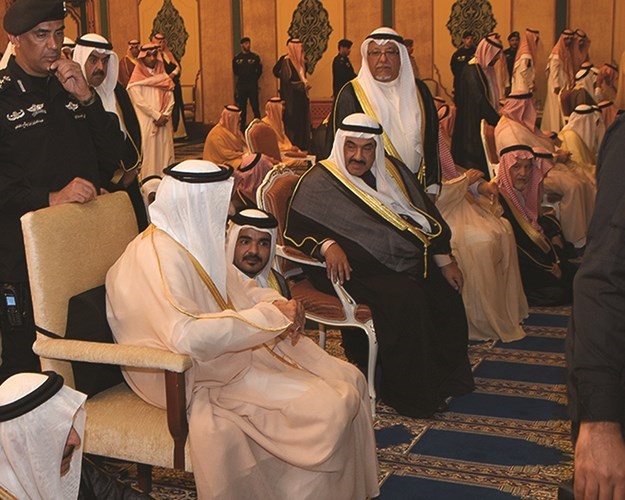  ﻿خادم الحرمين الشريفين الملك سلمان بن عبدالعزيز وممثل صاحب السمو الأمير سمو الشيخ ناصر المحمد والشيخ علي الجراح قبيل اداء صلاة الميت﻿