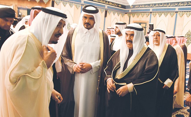 خادم الحرمين يؤدي صلاة الميت على الأمير مشعل بن عبدالعزيز