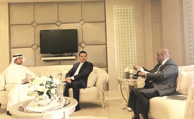 د.جمال الحربي مستقبلا مدير عام مجلس الصحة لدول مجلس التعاون سليمان الدخيل بحضور د.محمد الخشتي﻿
