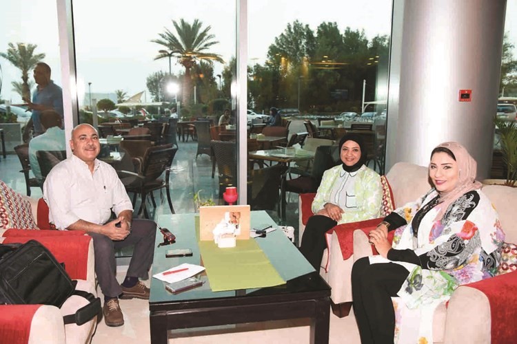 د.مايسة الهاشمي ود.إيهاب ياقوت خلال اللقاء مع الزميلة آلاء خليفة 	(ريليش كومار)﻿