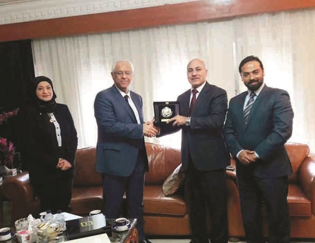 مايسة الهاشمي ود.إيهاب ياقوت ونادر بكير يكرمون السفير المصري لدى الكويت ياسر عاطف﻿