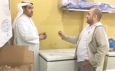 تفتيش على المواد الغذائية بأحد المحلات﻿