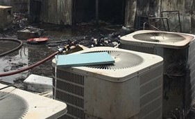 آثار الحريق كما بدت على اجهزة التكييف في المجمع﻿