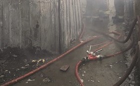 رجال الاطفاء يحاولون اطفاء الحريق﻿