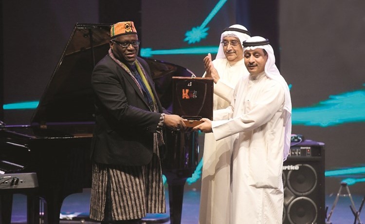 د.بدر الدويش مكرما كيفن دافي بحضور د.حمد الهباد﻿