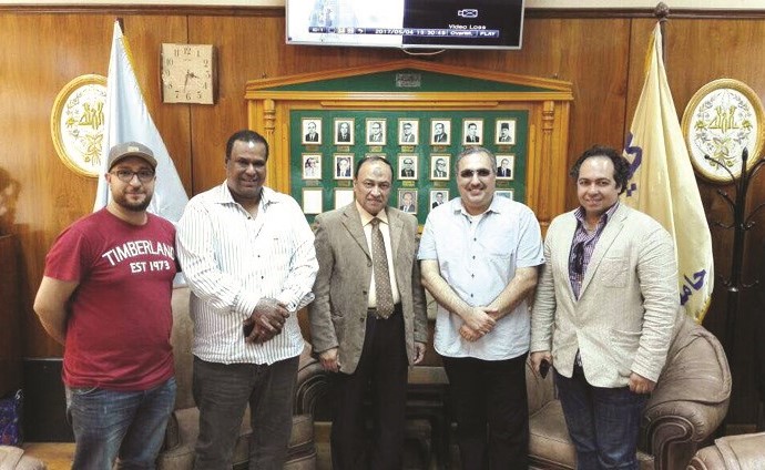 المخرج عبدالعزيز صفر مع عميد كلية الآداب بجامعة الإسكندرية د.عباس محمد وبعض أعضاء هيئة التدريس ﻿