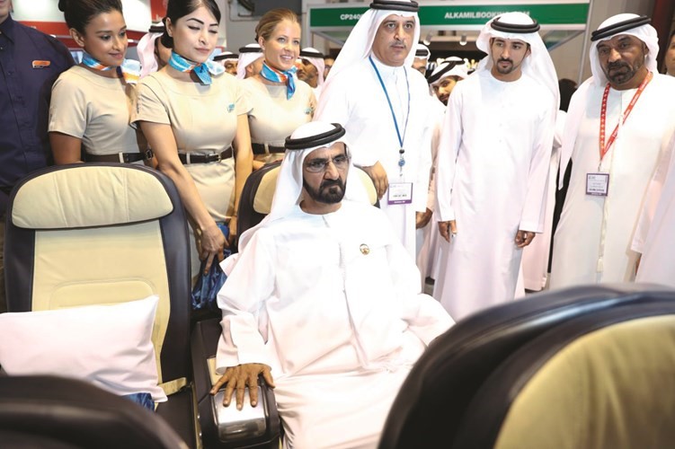 الشيخ محمد بن راشد داخل جناح فلاي دبي المشارك بمعرض سوق السفر العربي﻿
