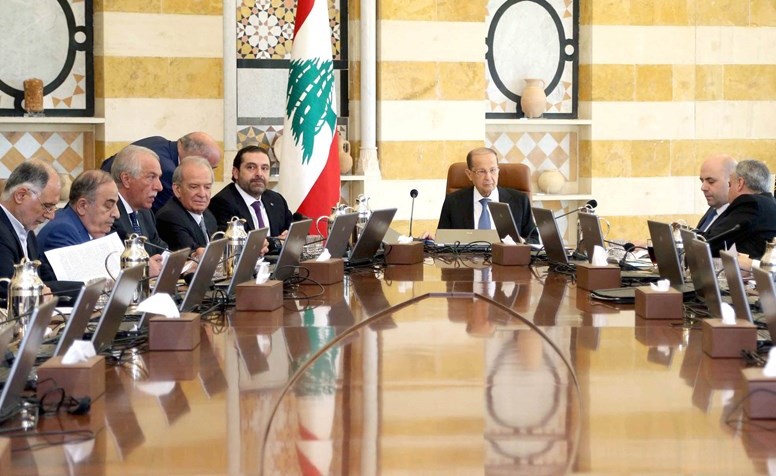 الرئيس العماد ميشال عون مترئسا جلسة مجلس الوزراء في بعبدا أمس	 (محمود الطويل)﻿