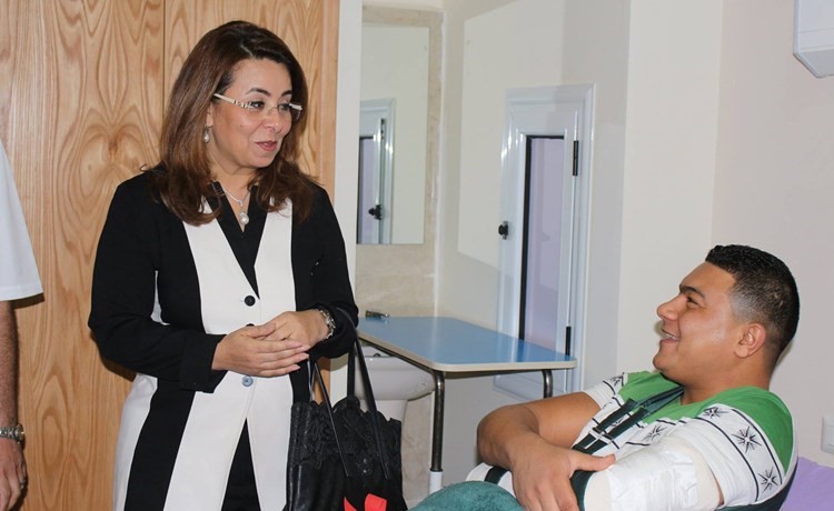 وزيرة التضامن خلال زيارة مصابي العمليات من الجيش والشرطة والمتعافين من الإدمان بالمجمع الطبي بالمعادي﻿