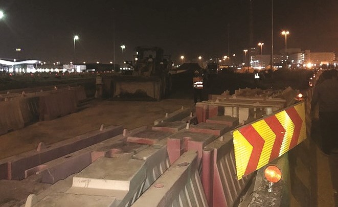 جانب من اعمال الحفر في الطريق ﻿