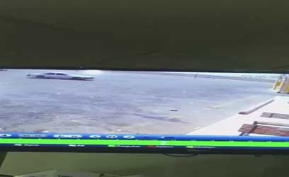 فيديو.. سارق غبي لسيارة فيها امرأة في وضح النهار!