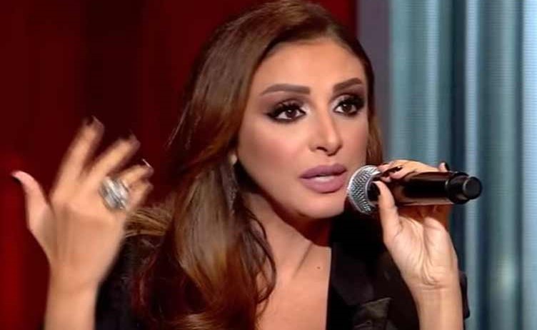 بالفيديو.. أنغام لعمرو أديب: أنا أهلاوية متعصبة