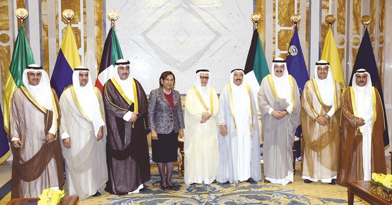 صاحب السمو الأمير الشيخ صباح الأحمد خلال استقباله رئيس وأعضاء مجلس أمناء جائزة فلاح مبارك الحجرف للأعمال الوطنية﻿