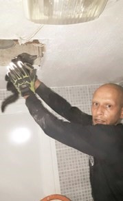 احد رجال الانقاذ يخرج القط من الشفاط﻿