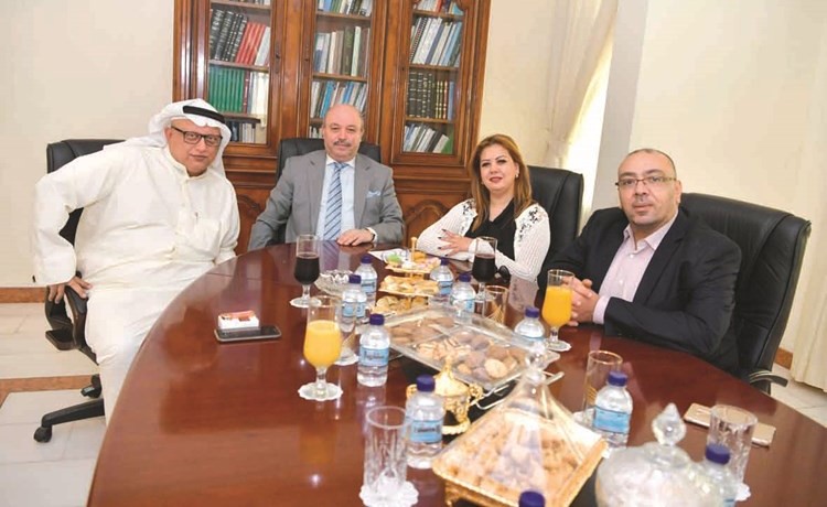 السفير الجزائري مع الإعلاميين على هامش الانتخابات ﻿