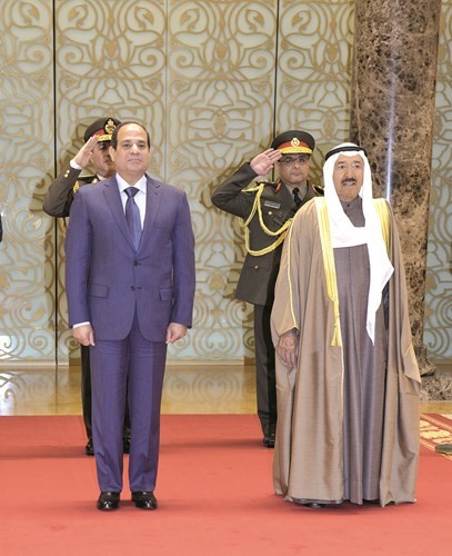  صاحب السمو الأمير الشيخ صباح الأحمد مستقبلا الرئيس عبدالفتاح السيسي في زيارة سابقة للكويت(كونا)﻿