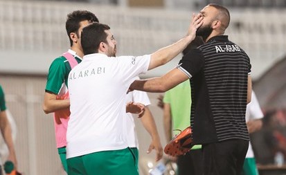 مدرب النادي العربي ناصر الشطي يهدئ اللاعب 	(الأزرق.كوم)﻿