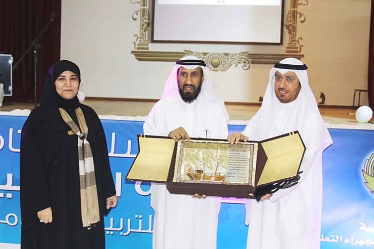 مديرة مدرسة درة بنت أبي سفيان رحيمة العنزي﻿