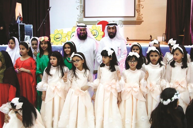 طالبات مدرسة الواحة يقدمن فقرة في القيم﻿
