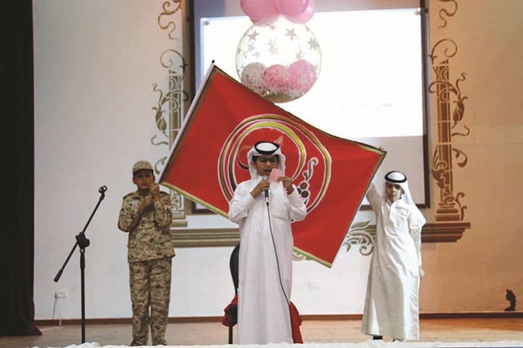 الطالب محمد عبدالعزيز يلقي قصيدة من مدرسة يوسف صالح العمر﻿