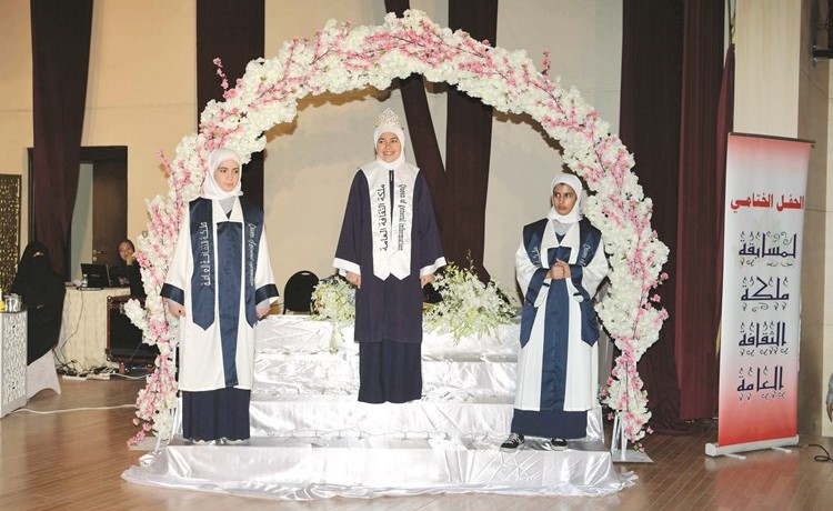 الطالبات مريم محمد وسارة محمد وأسيل العدواني الفائزات بالمراكز الثلاثة الأولى	(قاسم باشا)﻿