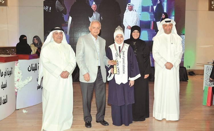 د. بدر العيسى مكرما الطالبة مريم محمد﻿