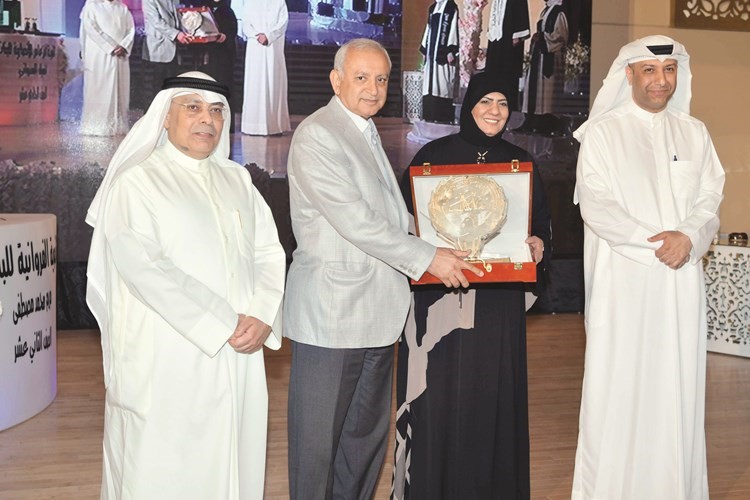 درع تقديرية إلى د. بدر العيسى﻿