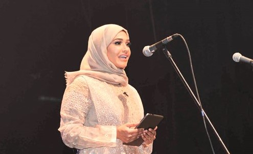 أميرة نجم تقدم الحفل﻿