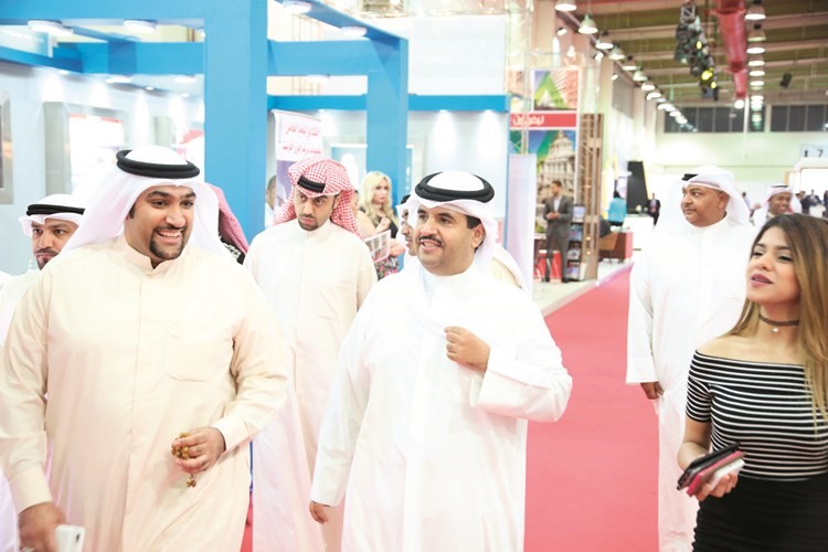 الشيخ دعيج الخليفة الصباح خلال جولة له على المعرض مع محمد المزيدي﻿