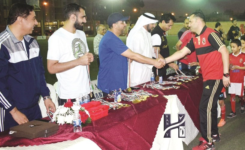 المدير العام العضو المنتدب لشركة التميز مالكة أكاديمية النادي الأهلي في الكويت محمود عثمان يكرم اللاعبين ﻿