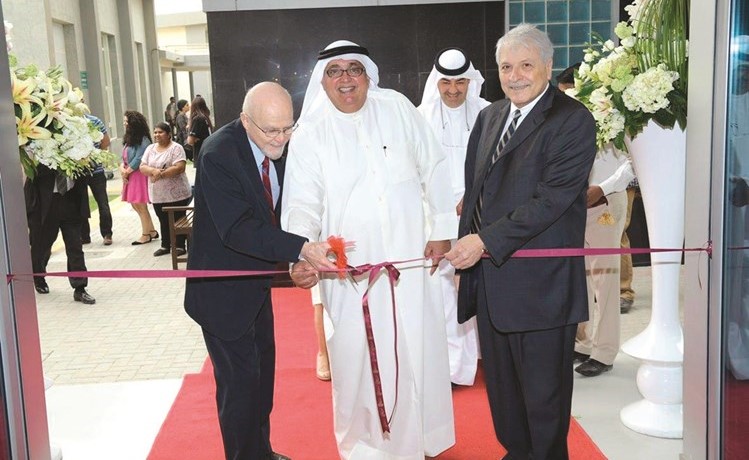 قص شريط افتتاح مبنى مركز الطالب الجديد في الجامعة الأمركية﻿