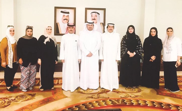 الشيخ عزام الصباح مستقبلا طالبات كويتيات من طلاب الدراسات العليا﻿