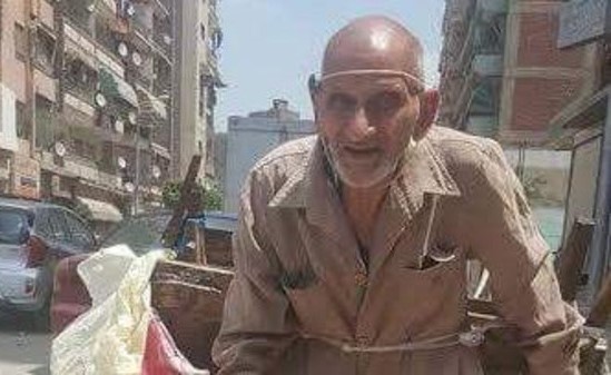 بالصور.. تكريم مسن مصري يعمل بمهنة شاقة رغم مرضه
