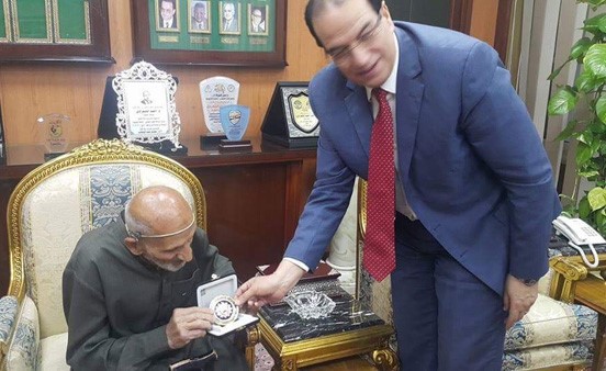 بالصور.. تكريم مسن مصري يعمل بمهنة شاقة رغم مرضه