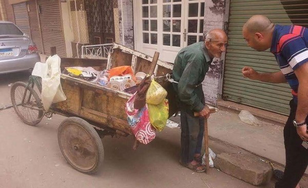 بالصور.. تكريم مسن مصري يعمل بمهنة شاقة رغم مرضه