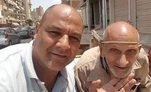 بالصور.. تكريم مسن مصري يعمل بمهنة شاقة رغم مرضه