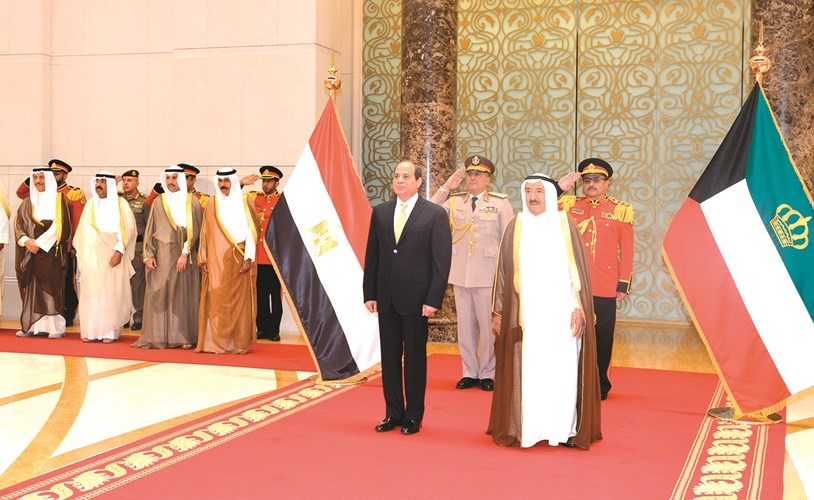 صاحب السمو الامير الشيخ صباح الاحمد والرئيس المصري عبد الفتاح السيسي خلال عزف السلام الوطني للبلدين ﻿