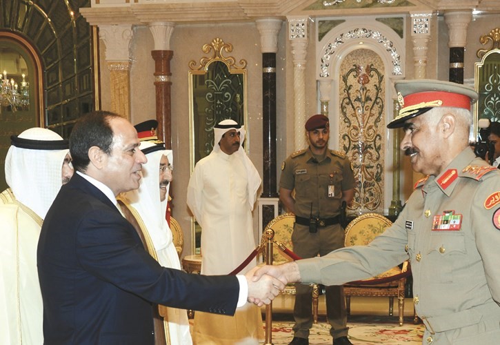 الفريق الركن محمد الخضر مصافحا الرئيس المصري ﻿