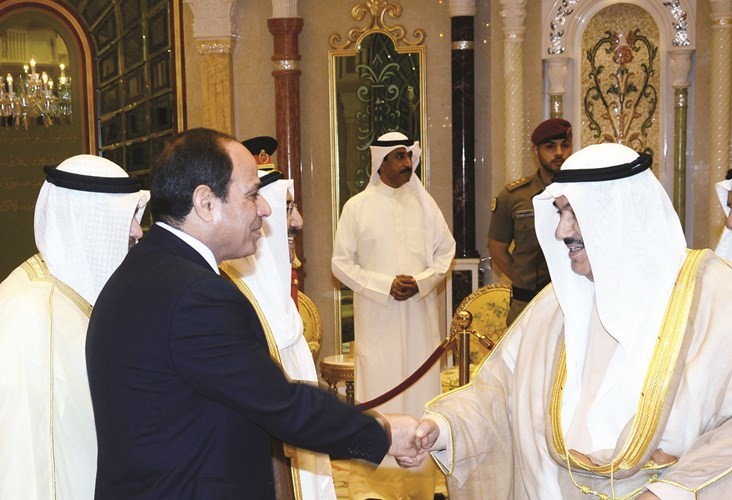 سمو الشيخ ناصر المحمد مصافحا الرئيس السيسي ﻿