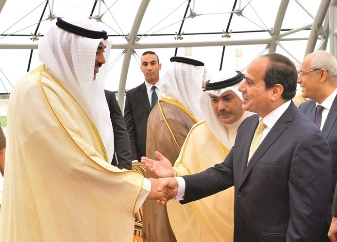 الرئيس المصري مصافحا الشيخ صباح الخالد ﻿