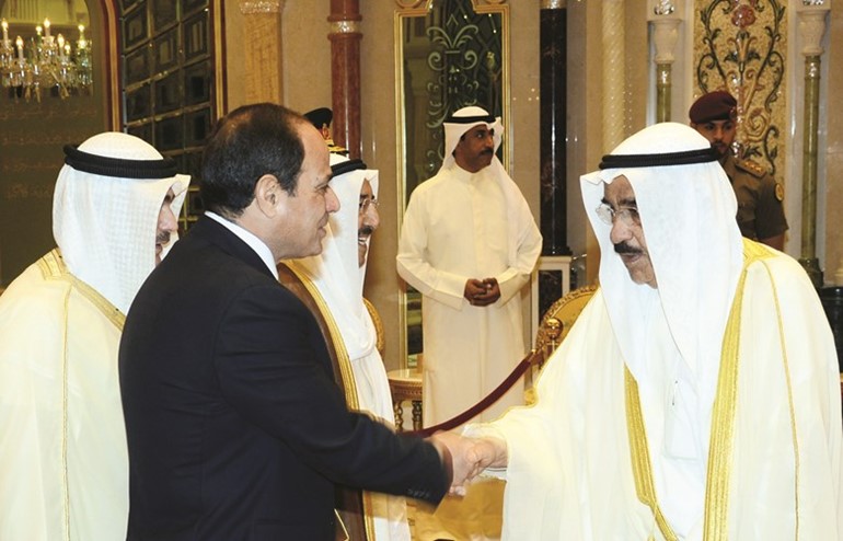 الشيخ فيصل السعود مصافحا الرئيس المصري ﻿