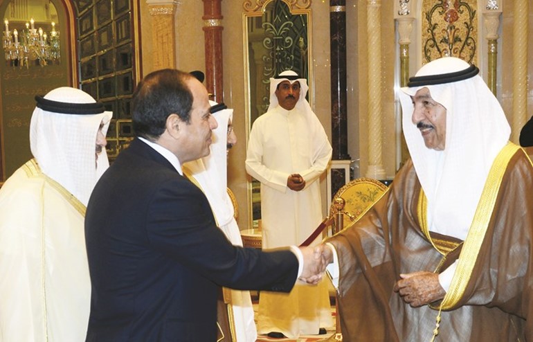 الرئيس المصري مصافحا الشيخ جابر العبد الله ﻿